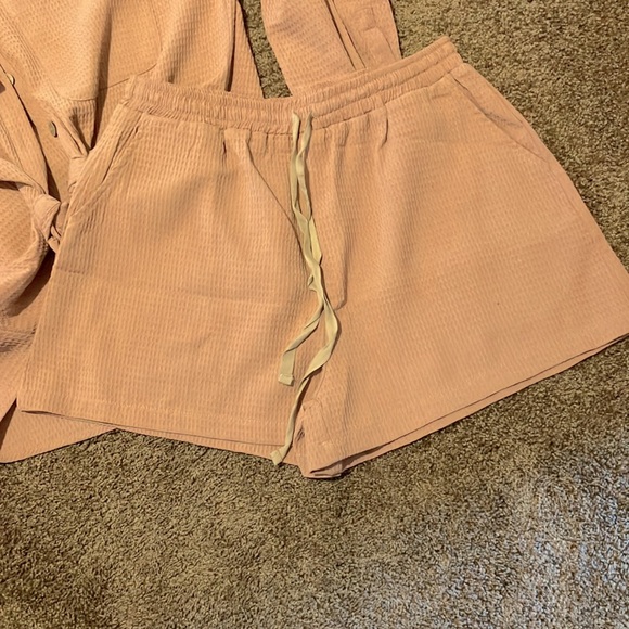 LISTICLE.  TWO PIECE SHORT SET. L/S BLOUSE AND SHORTS. SIZE MEDIUM. SALMON COLOR - Picture 7 of 11